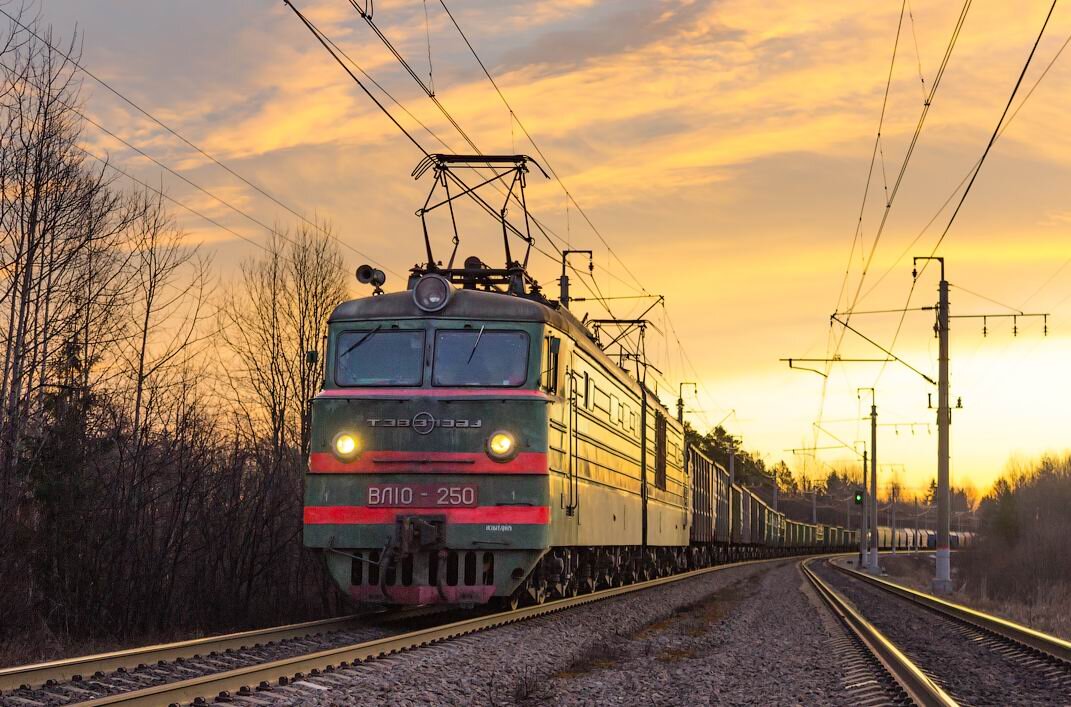 Электровоз ВЛ10-250. Фото с сайта trainpix.org, автор Diesel1672 