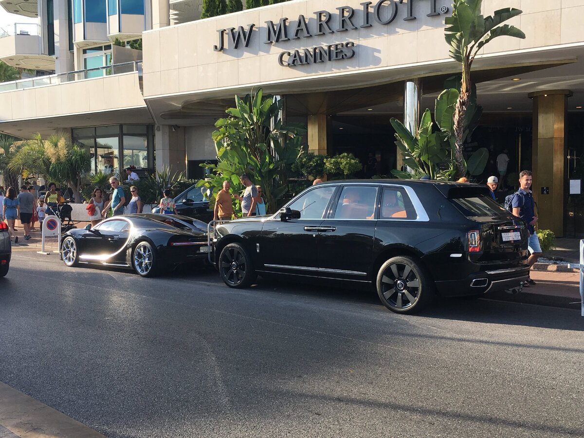 Из личного архива (Bugatti Chiron и Rolls-Royce Cullinan в Каннах)