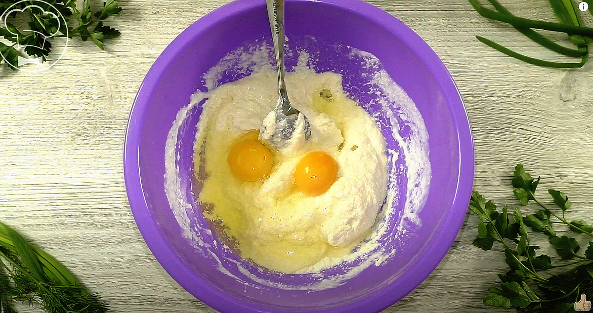 Манку залить кефиром на 20 минут. Добавить остальные ингредиенты, замешать тесто