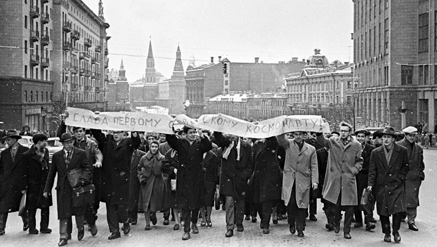Москва приветствует. Ликование на красной площади в честь полёта Гагарина 1961. Встреча Гагарина в Москве после полета 1961 год. Встреча Юрия Гагарина на красной площади. Гагарин 14 апреля 1961.