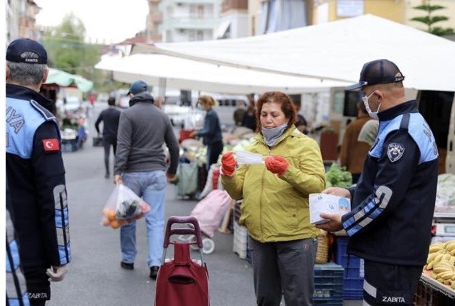 Волонтёры раздают маски на рынке