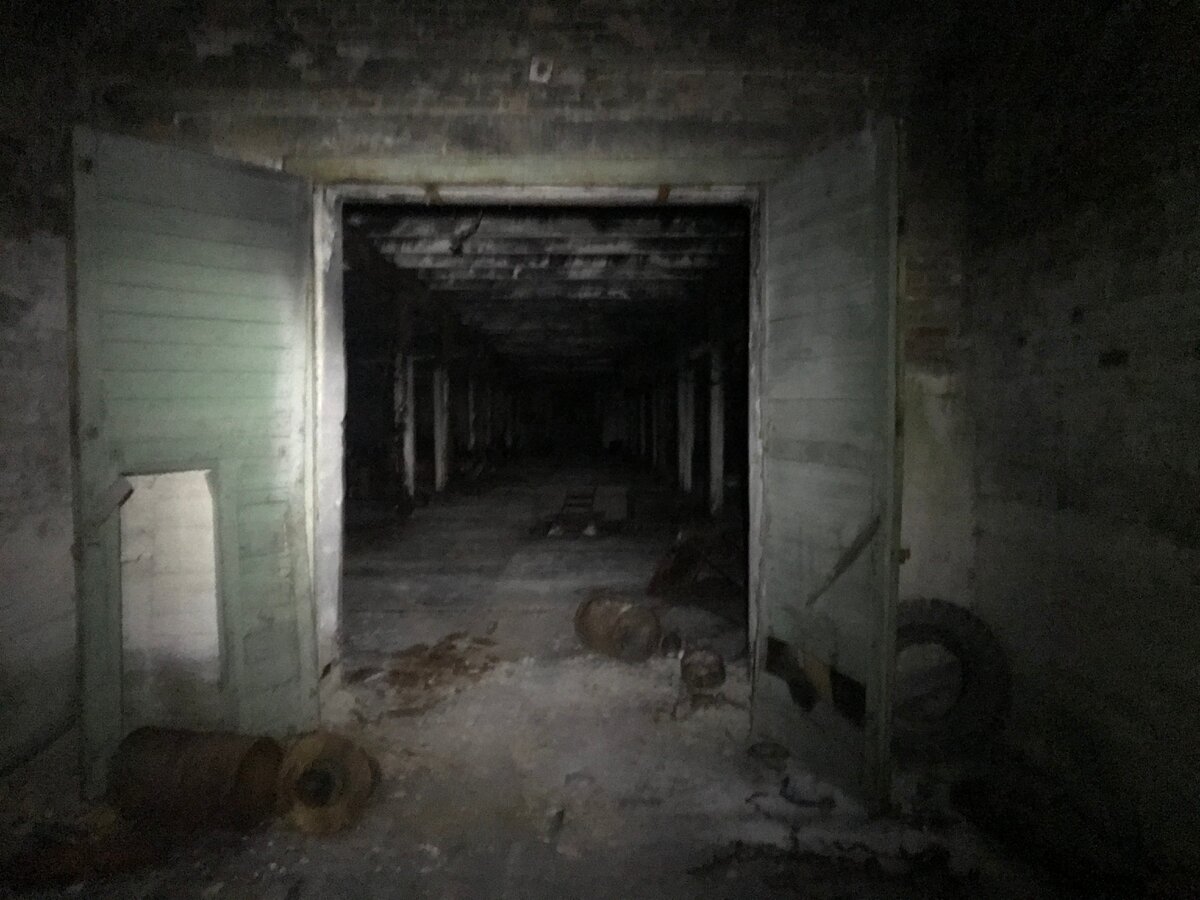 Тёмные подвалы и подземелья на заброшенных складах Припяти в наши дни и как они выглядят: новые фото