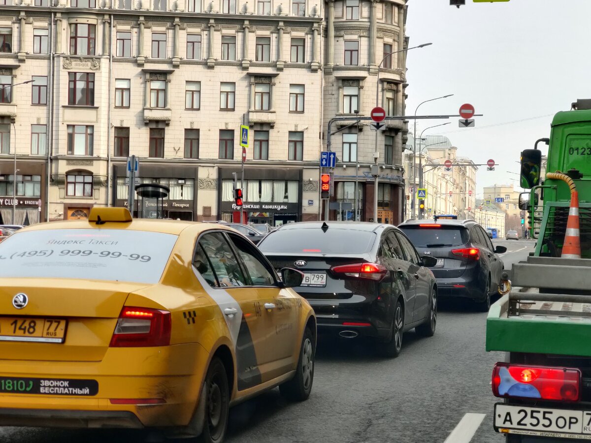 Такси в Москве все равно много на дорогах