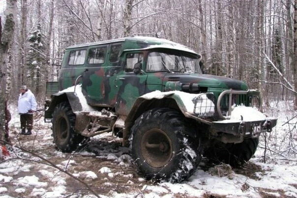 Гибрид кабины и оперения ЗИЛ-131 и «буханки». В качестве шасси используется что-то самодельное