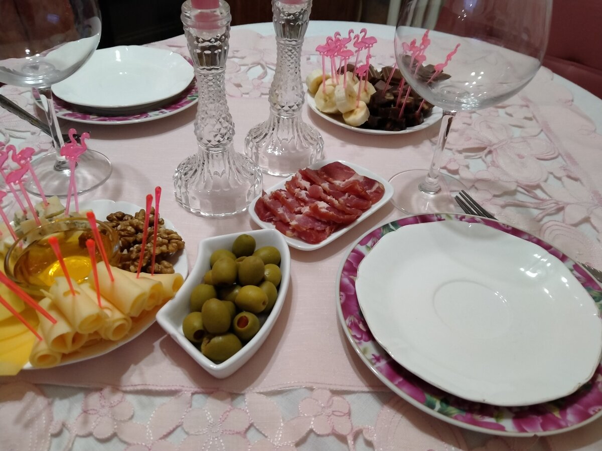Справа шоколад.