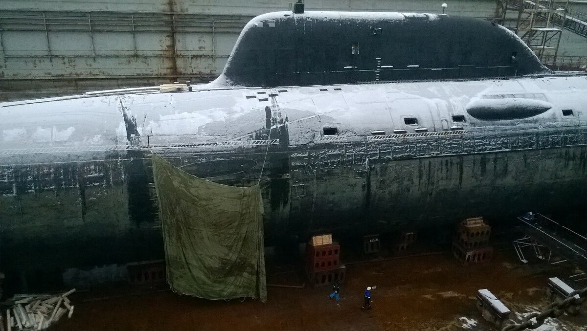 АПЛ пр.971 "Щука-Б" в доке.Маштабное сравнение высоты АПЛ с человеком