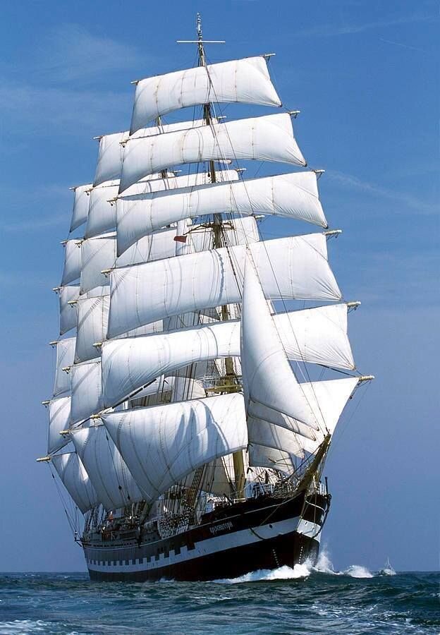 В Новороссийск зашёл знаменитый парусник! Прямиком из Испанского порта Лас-Пальмас, с курсантами на борту) Должен был зайти 8 мая, но в связи с тем что пандемия коронавируса внесла свои коррективы - некоторые страны парусник в порты просто не пустили, так что расписание и маршрут изменились. 