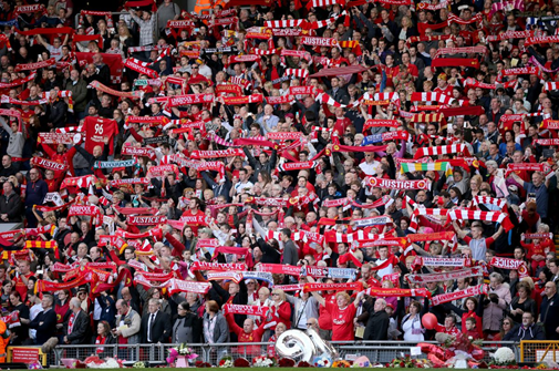 Исполнение гимна «You’ll Never Walk Alone» в 25-ю годовщину трагедии в «Хиллсборо».