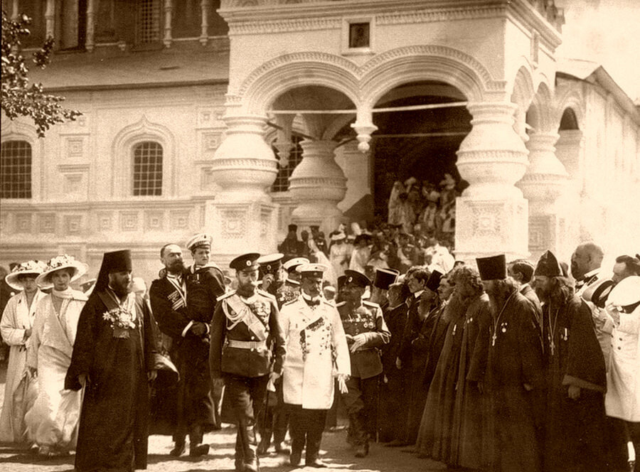 Николай II выходитъ изъ Троицкаго собора Ипатьевскаго монастыря. Кострома. 1913 г.