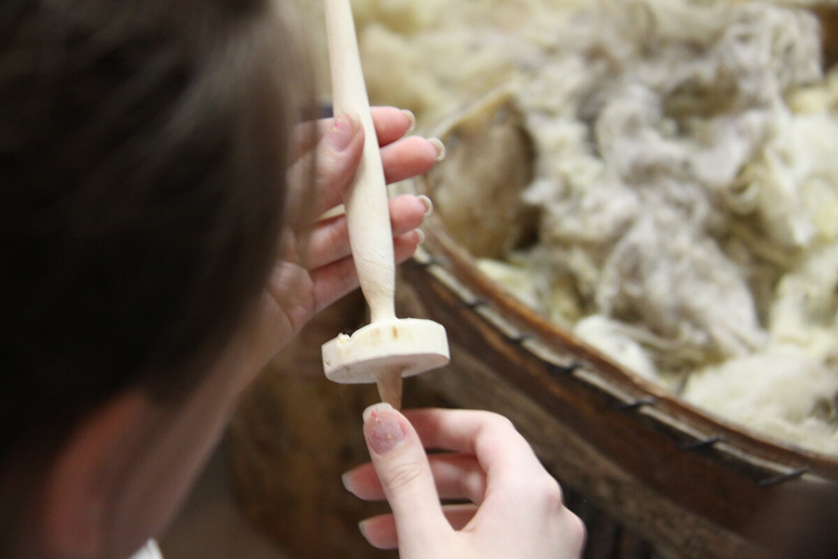 Фото с мастер-классов по изготовлению веретена и прядению на выставке "Нить. Символ. Человек".