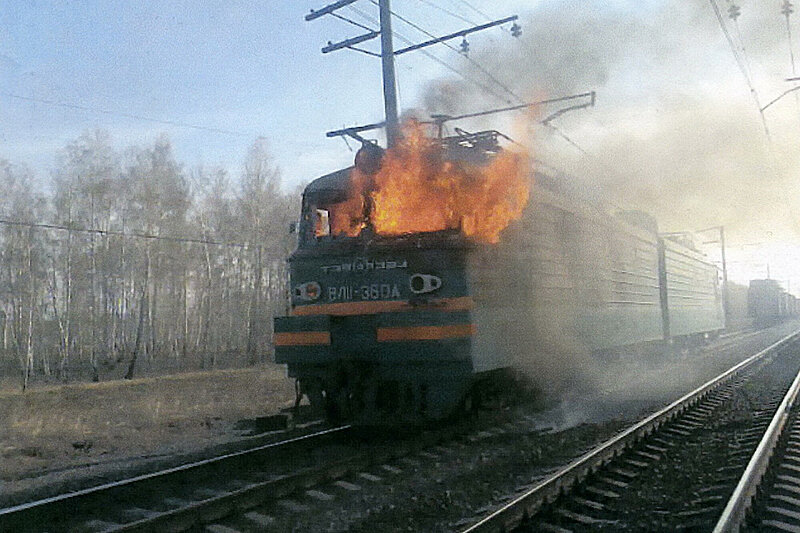 Поезд сиреноголовый. Горящий тепловоз. Пожар на тепловозе. Пожар на электровозе. Возгорание электровоза.