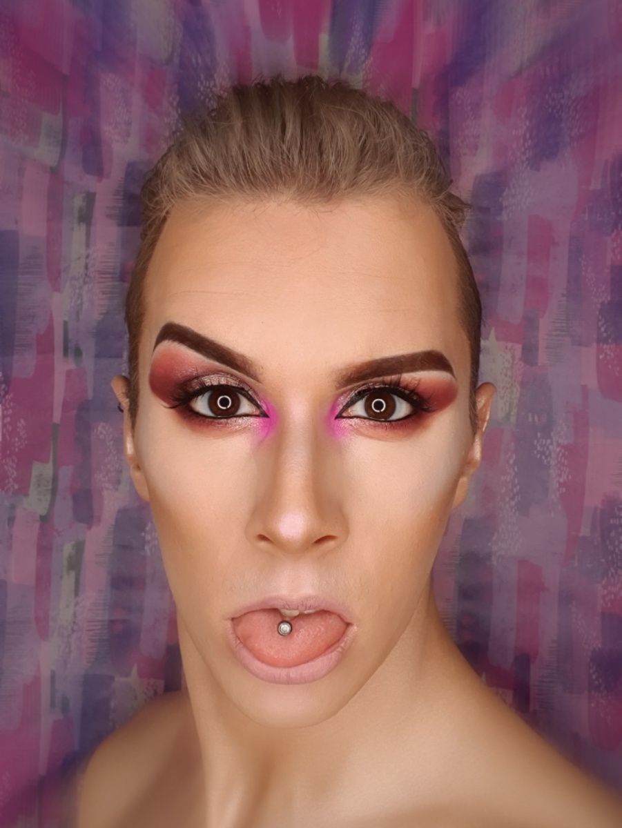 Подарочная бумага, а за ней белый икеевский шкаф