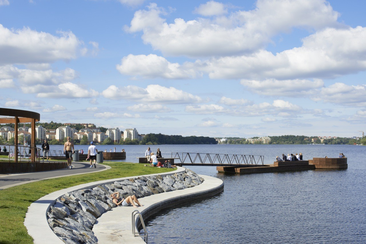 Парк Hornsbergs Strandpark. Парк Hornsbergs в Стокгольме, Швеция. Набережная Хорнсберг Стокгольм Швеция. Проект набережной Hornsbergs Strandpark в Стокгольме, Швеция..