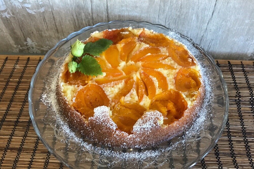 Пирог с абрикосами на скорую руку