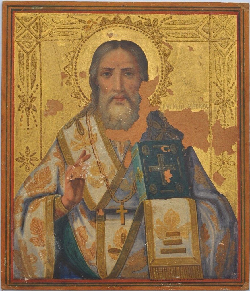 Память 10 января 
Святой Григорий Нисский был братом по плоти святого Василия Великого, которого он был значительно моложе. (Это видно уже из того, что святой Григорий Нисский называет Василия Великого своим учителем и отцом. Что касается года рождения святого Григория, то он неизвестен). Детским воспитанием его занималась та же благочестивая бабка его Макрина, которая учила и святого Василия386, а первоначальные наставления в грамматике и риторике получил он от своего отца. Дальнейшие уроки, с 12 года своей жизни, когда умер отец его, он слушал у кесарийских наставников красноречия. Знания, приобретенные Григорием в языческой школе Кесарии, были потом восполнены самостоятельными научными занятиями и уроками святого Василия Великого, которым Григорий, по его словам, был очень многим обязан. При своих природных дарованиях и прилежании в изучении наук святой Григорий с успехом изучил риторику387 и философию388, и готовил себя к званию светского оратора. Но Бог судил иначе, и в самой душе Григория, более склонного в то время к светским занятиям и к изучению светских наук, вскоре произошла перемена. Однажды в имении его матери предположено было совершить празднество в честь перенесения мощей сорока мучеников. Позван был на это семейное торжество и Григорий, обучавшийся тогда в Кесарии. Недовольный тем, что он оторван от своих занятий, и что празднество не было отложено до другого, более благоприятного времени, Григорий равнодушно, без внимания, слушал песнопения богослужения, происходившего в саду и длившегося всю ночь, и наконец удалившись в одну из своих беседок, лег спать. И вот во сне он видит, что хочет войти в сад, но какие-то светоносные воины не пропускают его, и только благодаря заступничеству одного из них ему удается избежать наказания. Это устрашающее сновидение произвело на Григория сильное впечатление, и он, оставив мирские занятия и науки, обратился к чтению священных и душеспасительных книг, а потом вскоре принял на себя обязанности анагноста, состоявшие в чтении Священного Писания на богослужебных собраниях. Однако такая настроенность сначала ненадолго укоренилась в душе Григория. По смерти Юлиана Отступника389, воспретившего христианам быть наставниками риторики и грамматики, Григорий опять обратился было к любимому занятию, избрав для себя призвание преподавателя риторики, что вызвало недовольство со стороны его друзей и строгие обличения со стороны святого Григория Богослова390. Впрочем, Григорий недолго стремился к славе ритора. Вскоре, под влиянием членов своей аскетически настроенной семьи и друзей, он обратился всею душою к изучению памятников веры, оставил мир и удалился в пустыню, поселившись в монастыре, основанном Василием Великим на берегу реки Ириса. Вскоре после того святой Василий, желая иметь в Григории верного помощника для борьбы с арианскою ересью, поставил его во епископа города Ниссы391. Святой Григорий действовал, как истинный пастырь Христов, доблестно управляя Церковью и охраняя ее мир от козней ее врагов. Благочестивая сестра его Феозва была при нем диакониссою и весьма много помогала брату в делах церковных, так что впоследствии смерть ее была для него великою потерею.

В царствование Валента392 святой Григорий Нисский подвергся несправедливым гонениям со стороны правителей – ариан393. Наместник Понта394 Демосфен составил в Анкире395 из покорных правительству епископов собор, на котором Григорий был ложно обвинен в неправильном употреблении церковного имущества и лишен кафедры. По приказанию Демосфена святой был схвачен и под стражей отправлен в Анкиру, причем дорогою много пострадал от грубости воинов. Потом он решился бежать и, ускользнув от стражи, скрылся в безопасное место. На следующий год был созван новый собор из епископов Понта и Галатии в самой Ниссе; святой Григорий не явился на суд и снова был заочно низложен. Но, лишившись кафедры, Григорий не оставался в бездействии: он переходил из одного места в другое, чтобы утверждать православие и утешать православных. По смерти Валента святой Григорий был возвращен к своей кафедре и с восторгом встречен своей паствой. Вскоре после того он огорчен был смертью святого Василия Великого396, которого он глубоко любил и уважал, как своего наставника. В годичную память почтил он его надгробным словом и из благодарного уважения к нему, как к своему наставнику, окончил его описание шести дней творения, где недоставало описания человека и где другие желали видеть решенными еще некоторые недоуменные вопросы. В том же году святой Григорий Нисский принимал участие в Антиохийском соборе397. На этом соборе определено было послать опытного в деле веры мужа для обозрения церквей в Аравии и Палестине, где оскорбляли веру ереси антикомариан, не чтивших непорочного девства Богоматери, и коллиридиан, чтивших Богоматерь, как божество. Для утверждения мира и веры избран был святой Григорий. Перед отправлением в это путешествие он посетил свою старшую сестру, блаженную Макрину398. По погребении ее он с успехом окончил в Аравии данное ему на Антиохийском соборе поручение; но в Иерусалиме, где с благоговейной радостию он посетил священные места, не мог совершить всего того, что было ему поручено, и со скорбью писал, что грехи и заблуждения и там находят крепкую защиту в сердцах людей. Между тем в отсутствие святого Григория в его епархию снова было занесено арианство, которое ему с трудом удалось побороть по возвращении домой. В то же время он принимал участие в избрании епископов для Иворы и Севастии399 по просьбе жителей, опасавшихся, что преемниками почивших епископов будут еретики. Когда, в царствование Феодосия Великого400, был созван в Константинополе второй Вселенский собор против духоборца Македония401, то святой Григорий Нисский был там же, вместе с другими святыми отцами, поборником благочестия, возражая и посрамляя противников силою истины на основании Божественного Писания. На этом соборе старанием святого Григория дополнен был никейский символ веры членом о Святом Духе, причем к символу были присоединены еще девятый, десятый, одиннадцатый и двенадцатый члены. Вообще Григорий Нисский был одним из главных деятелей собора.

Вместе с другими епископами он участвовал также в утверждении святого Григория Богослова и читал ему и блаженному Иерониму свое сочинение против Евномия402. Когда против святого Григория Богослова возникла ожесточенная борьба со стороны некоторой части духовенства, зараженного еретическими лжеучениями или расположенного к еретикам, вследствие чего он должен был оставить Константинопольскую кафедру, – святой Григорий Нисский, вместе со многими другими, всячески старался разрушить эту вражду, но, не будучи в состоянии сделать это, преподал советы о вере и новом призвании преемнику Григория Богослова Нектарию403, избранному из оглашенных. Во время пребывания своего в Константинополе, святой Григорий Нисский произнес две проповеди – одну по случаю избрания святого Григория Богослова епископом столицы, другую – надгробную, на погребении Мелетия.

Вскоре после второго Вселенского собора, Григорию пришлось переезжать из одной церкви в другую для приведения в порядок церковных нестроений и утверждения православия, так как на втором Вселенском соборе он был объявлен в числе трех архипастырей охранителем православия для Понта. В 383 г. святой Григорий Нисский был на соборе в Константинополе, где произнес слово о Божестве Сына и Духа Святого. В 386 году он снова был в Константинополе и здесь ему, как знаменитому оратору, было поручено произнести слово над гробом любимой всеми императрицы Плакиллы404. В 394 г. он снова присутствовал в Константинополе на соборе, созванном для решения вопросов по церковным делам Аравии405.

Паству свою святой Григорий, как пастырь верный и истинный, ревностно утверждал в вере и благочестии; случалось, что по нескольку дней сряду говорил он ей поучения. В то же время он был ходатаем и защитником несчастных пред судьями, отличался сострадательностью к нищим, терпеливостью, миролюбием и прямодушием. Достигнув глубокой старости, святой Григорий почил о Господе406, оставив после себя много полезных и драгоценных для святой Церкви писаний