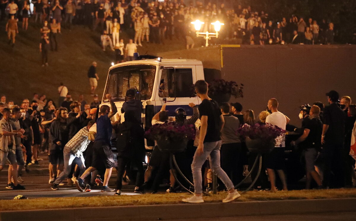 На фото видно, что основная масса протестующих, молодые парни и люди с камерами