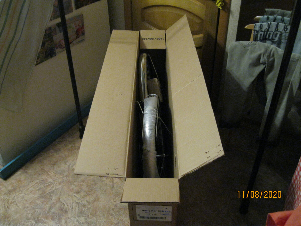 Открываю коробку с велосипедом