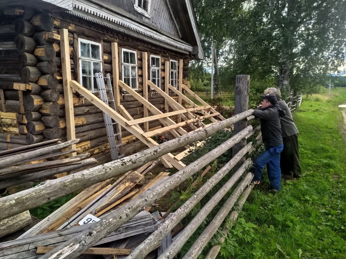 Покосившийся деревянный дом