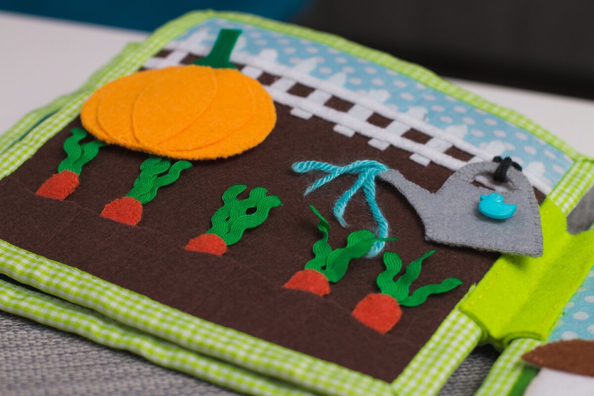 Фото для иллюстрации. Эту книжку я сшила сама. Назвать её развивающий язык не повернётся, но иначе очень сложно продать такое изделие.