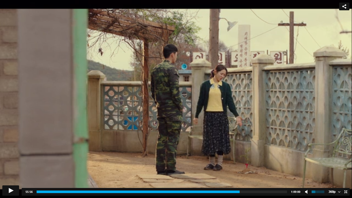 Кадр из фильма.  Юн Се Ри дарит помидорку  Ли Джун Хёку