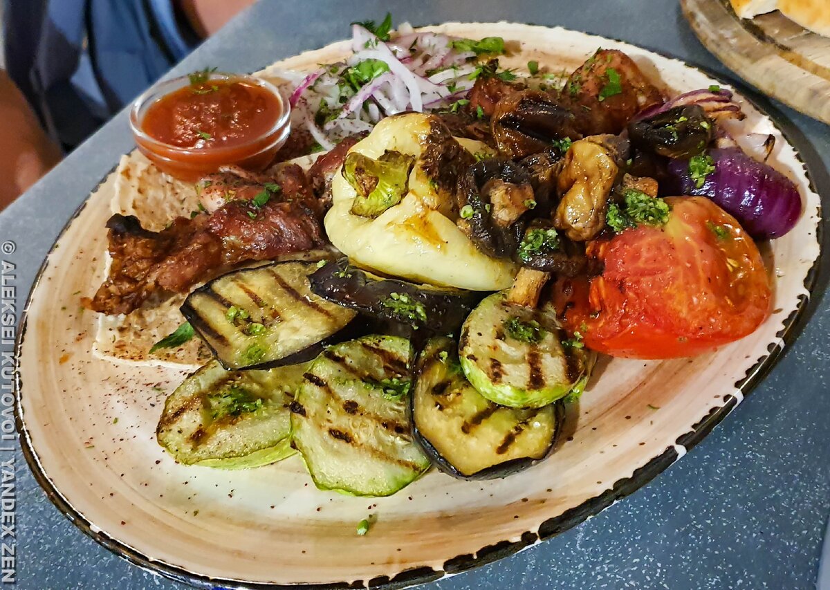 Шашлык из свиной шеи с овощами на гриле