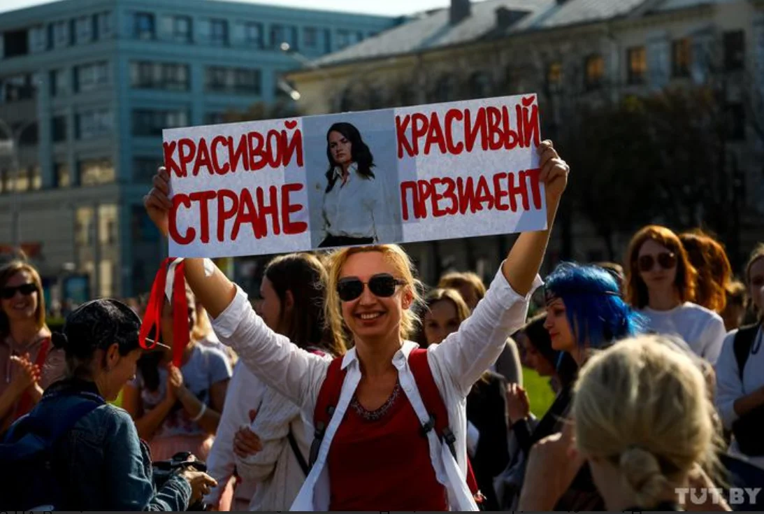 "Основная причина [протестов] — внешнее влияние". Протесты направляют американцы через Чехию и Польшу, "они стоят за всеми этими телеграм-каналами. Их главная цель — Россия". Внутренние причины для недовольства тоже есть: "В стране сформировался небольшой класс буржуйчиков, которые хотят захватить власть". А.Г. Лукашенко