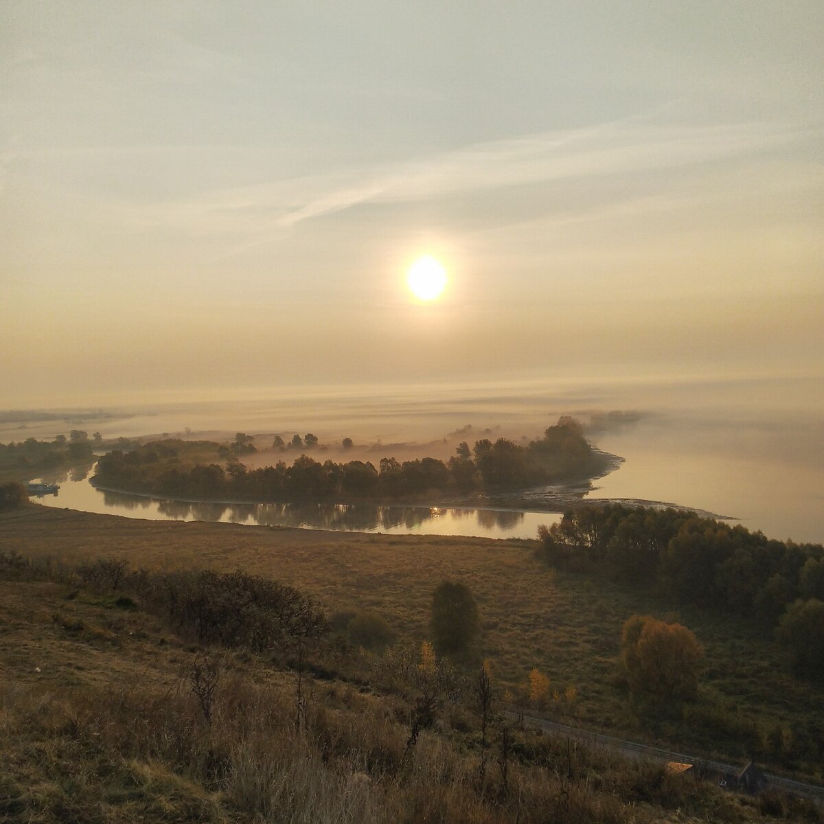 Утренний туман на городище (фото)