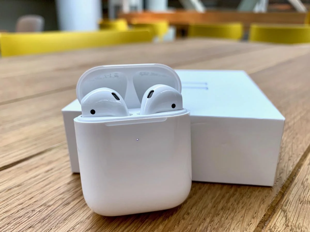 AirPods 2 поколения.