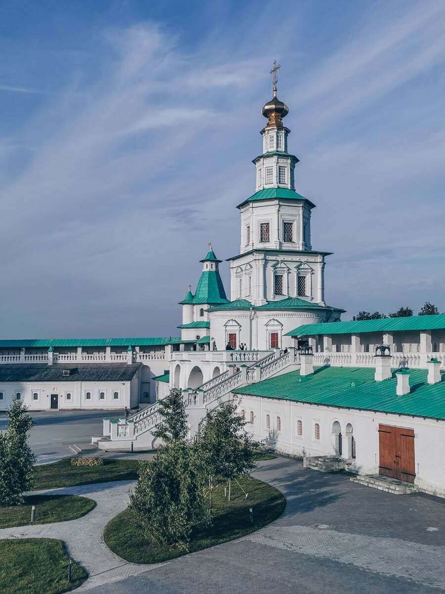 В какой город съездить. Какого цвета монастырь. Куда можно съездить отдохнуть рядом с Казанью. Красивые города России куда можно съездить. Москва куда съездить на 1 день.