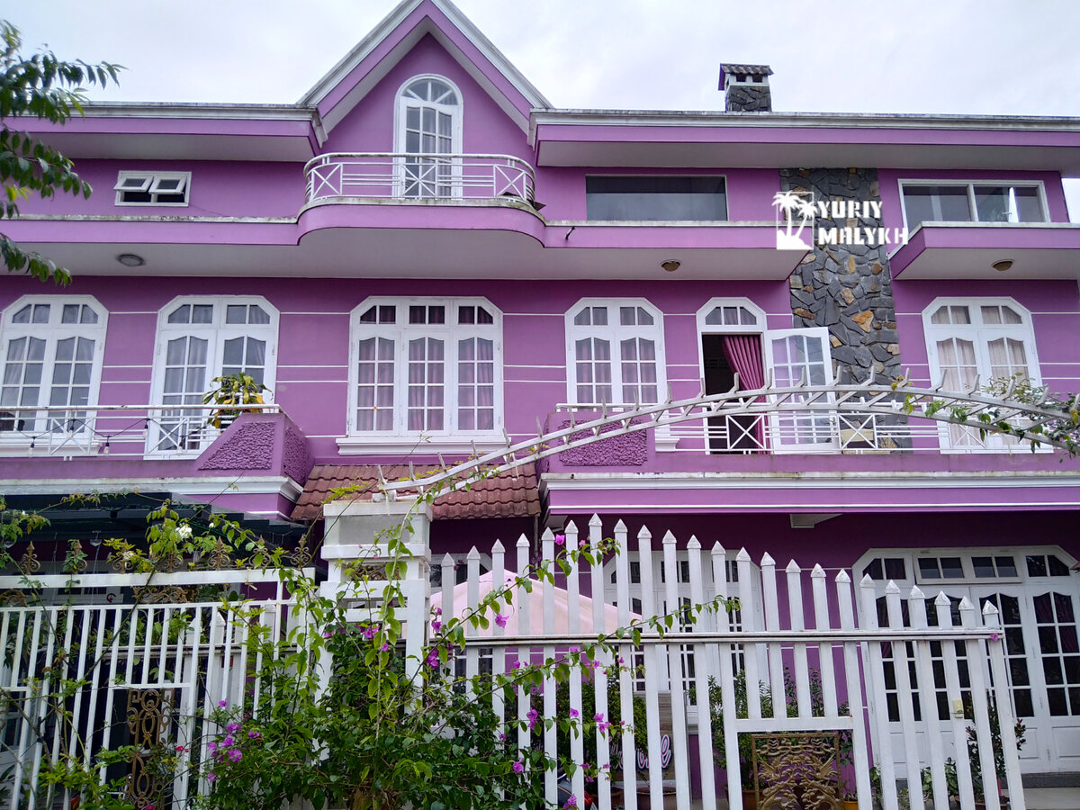 Фиолетовый дом во вьетнамском городе Далат