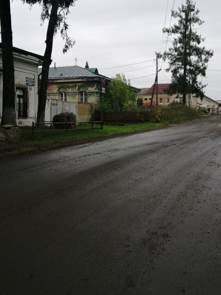 Зеленое здание по центру - бывший заводской госпиталь