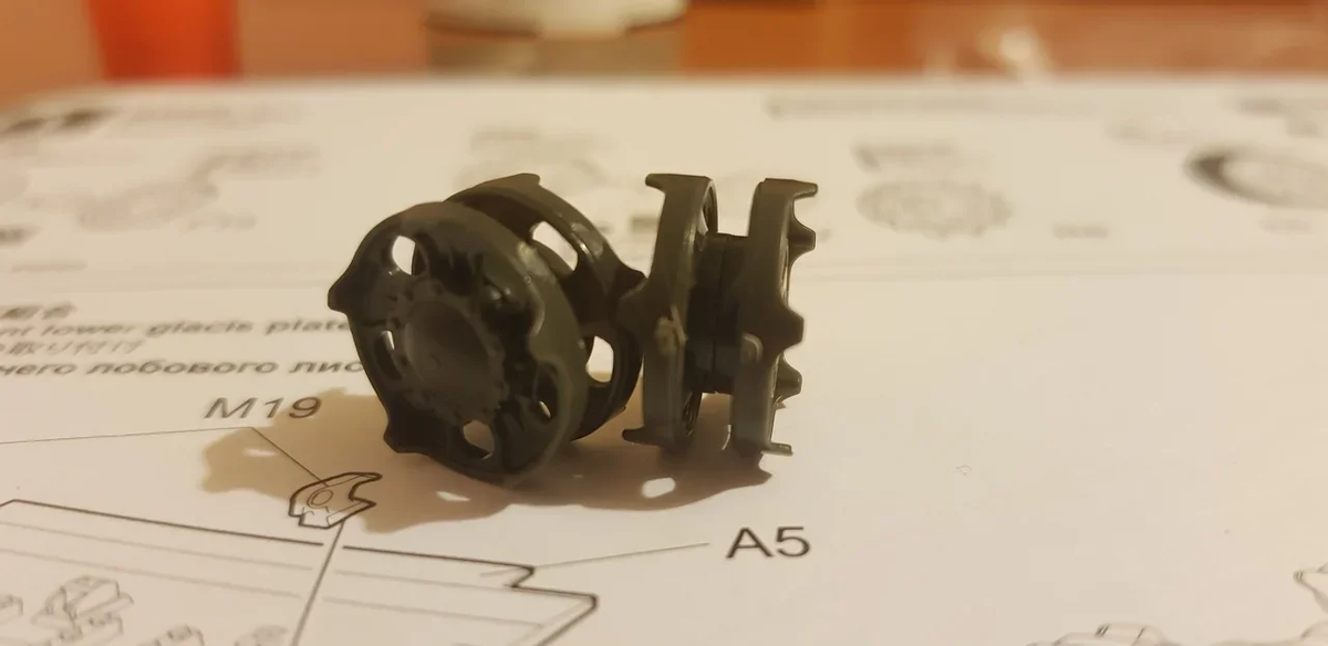 Еще не зачищал. Все с пылу с жару. Вот клей схватится, тогда удалю следы толкателей