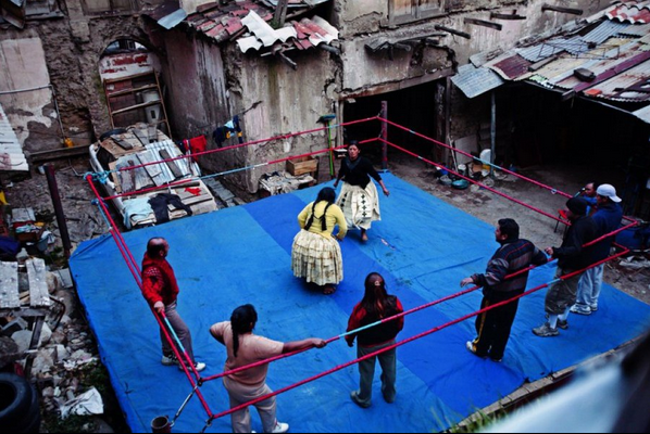 Импровизированный ринг на заброшенном дворе. Кармен Роза (по центру, в желтой кофте) вышла на тренировочный бой с Иоландой Ласковой. Кармен Роза – лидер новой бойцовской группы «Богини ринга». Туда входят чолиты, которые, поссорившись с менеджером Хуаном Мамани, ушли из его «Титанов ринга». Фото: Иван Кашинский