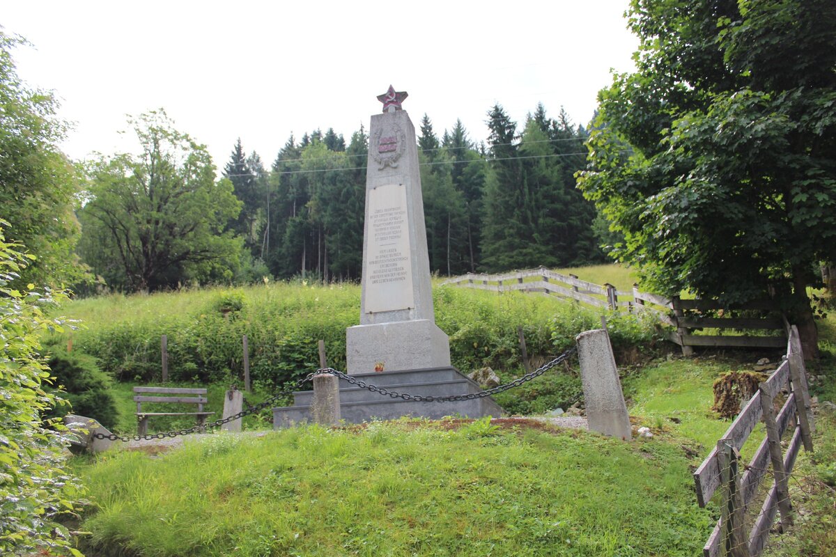 Памятник погибшим советским солдатам в Капрун