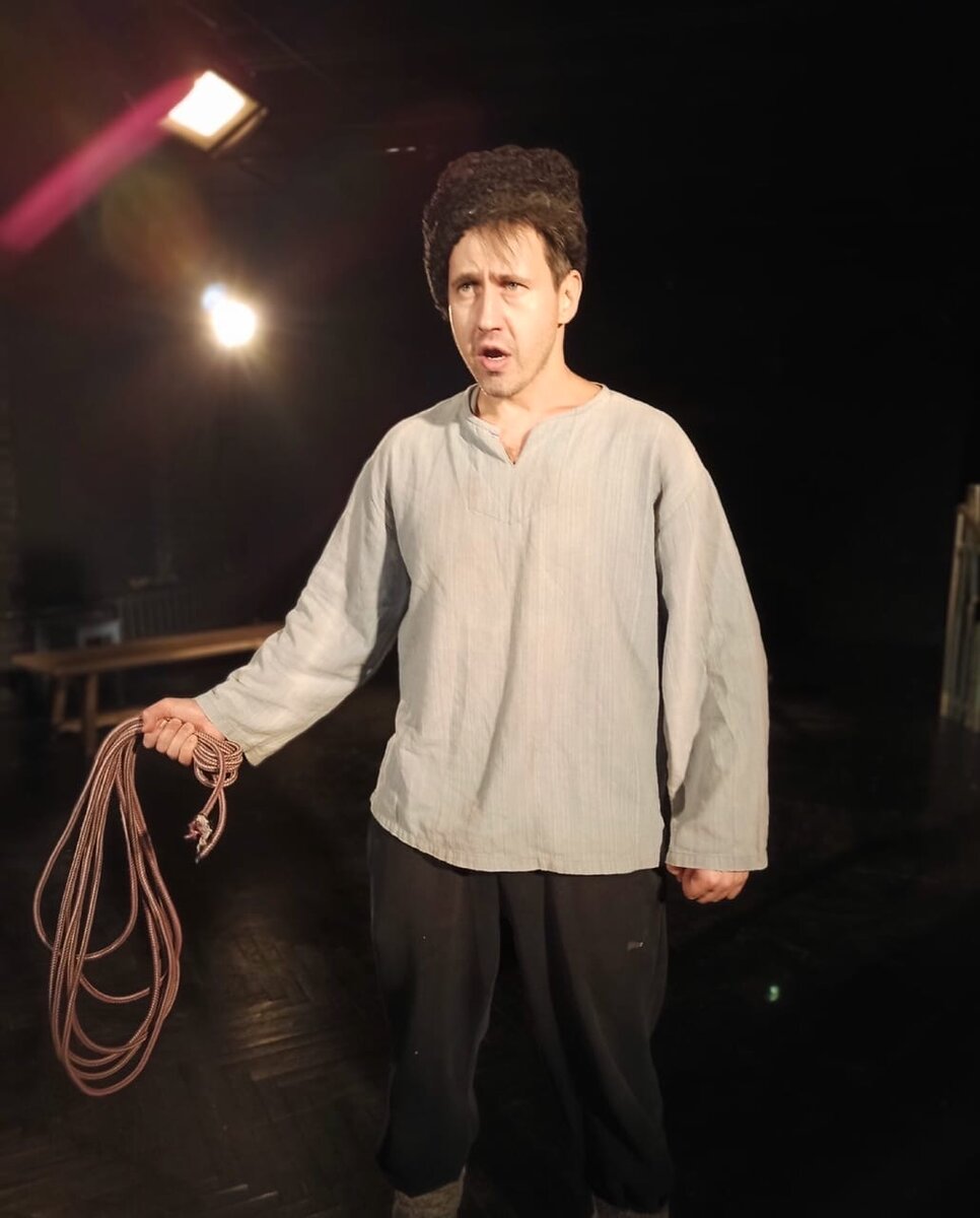 Новость о том, что 17 декабря на сцене петербургского музыкального театра «Зазеркалье» состоится премьера спектакля Игоря Растеряева «Это чё за балаган?