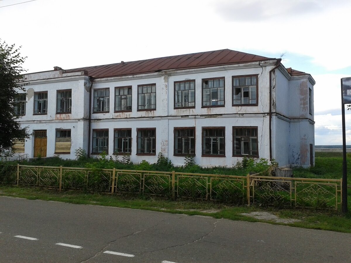 В заросшем парке. Стоит старинный дом. Забиты окна, И мрак царит извечно в нем