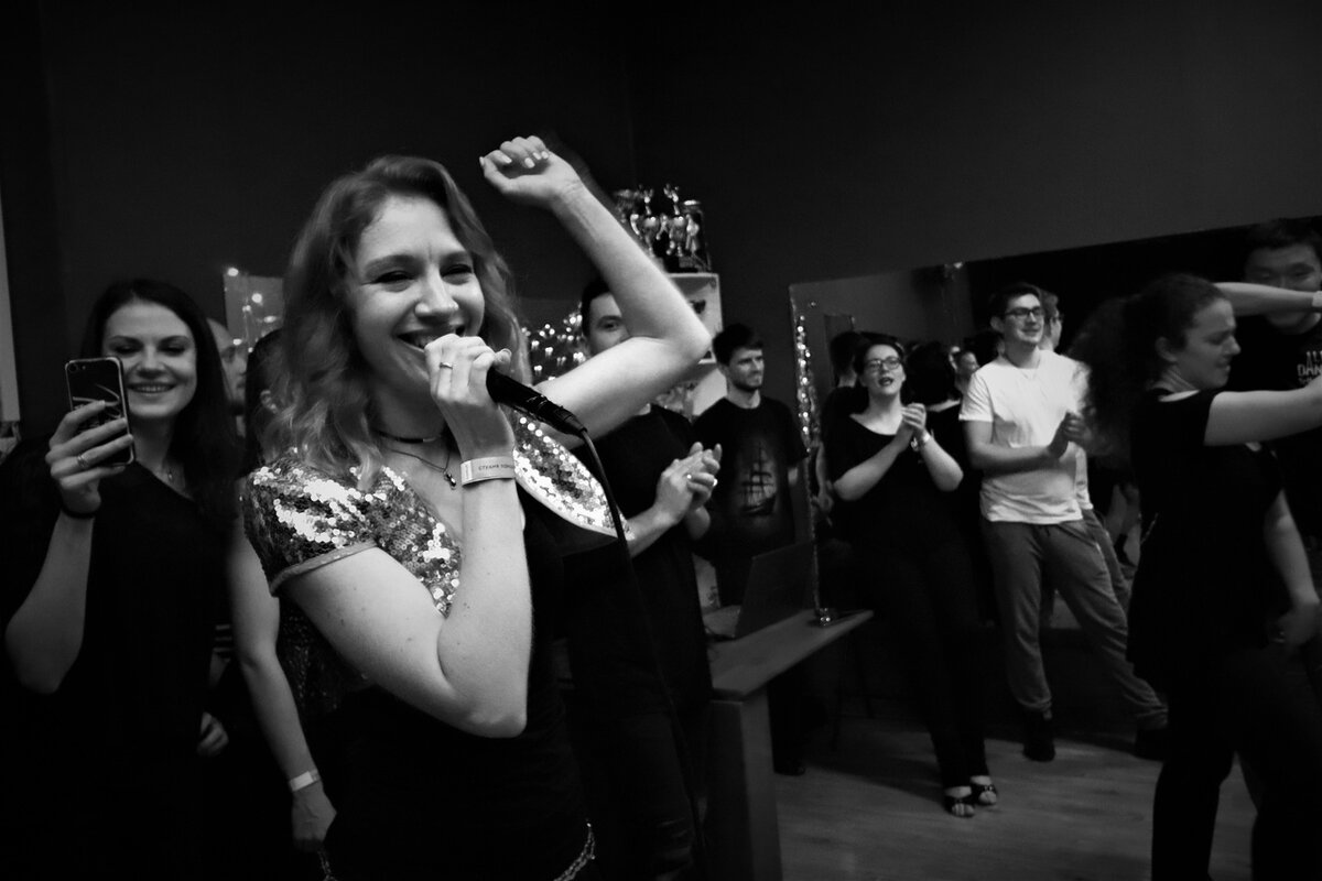 Лена исполняет песню в честь дня рождения студии AlphaDance. 2019 год.