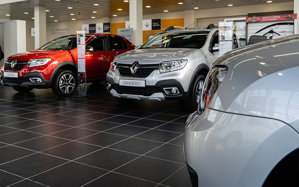 Каждый второй новый автомобиль в России покупают в кредит — как автокредиты вытягивают российский автопром, в чем выгода для покупателя и при чем здесь государственные субсидии 

Количество автокредитов в октябре выросло на 16% по сравнению с аналогичным месяцем прошлого года. По данным Минпромторга, в России за январь—октябрь 2020 года по льготным автокредитам реализовано более 220 тысяч новых автомобилей. Наибольшей популярностью по программам «Первый автомобиль» и «Семейный автомобиль» пользовались машины Lada (64,5 тысяч), Hyundai (33,8 тысяч) и Kia (25,6 тысяч).

По данным 20 крупнейших автокредитных банков, больше половины автокредитов приходится на льготные программы с участием государственной субсидии. И число машин, купленных в кредит, будет только расти. Согласно исследованию «Автостата», средняя сумма кредита на новый автомобиль в октябре составила 920,5 тыс. рублей. Мы выяснили, какую роль в этом играет государство, почему сейчас выгодно брать автокредит и как рост цен влияет на автокредиты.

