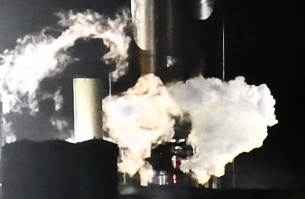 Аномалия сразу после огневого испытания, кадр из видео NASA SpaceFlight.