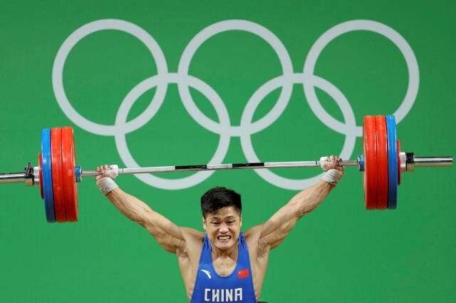 Китайские штангисты поднимают просто запредельные веса и никто их поймать не может. Просто магия.