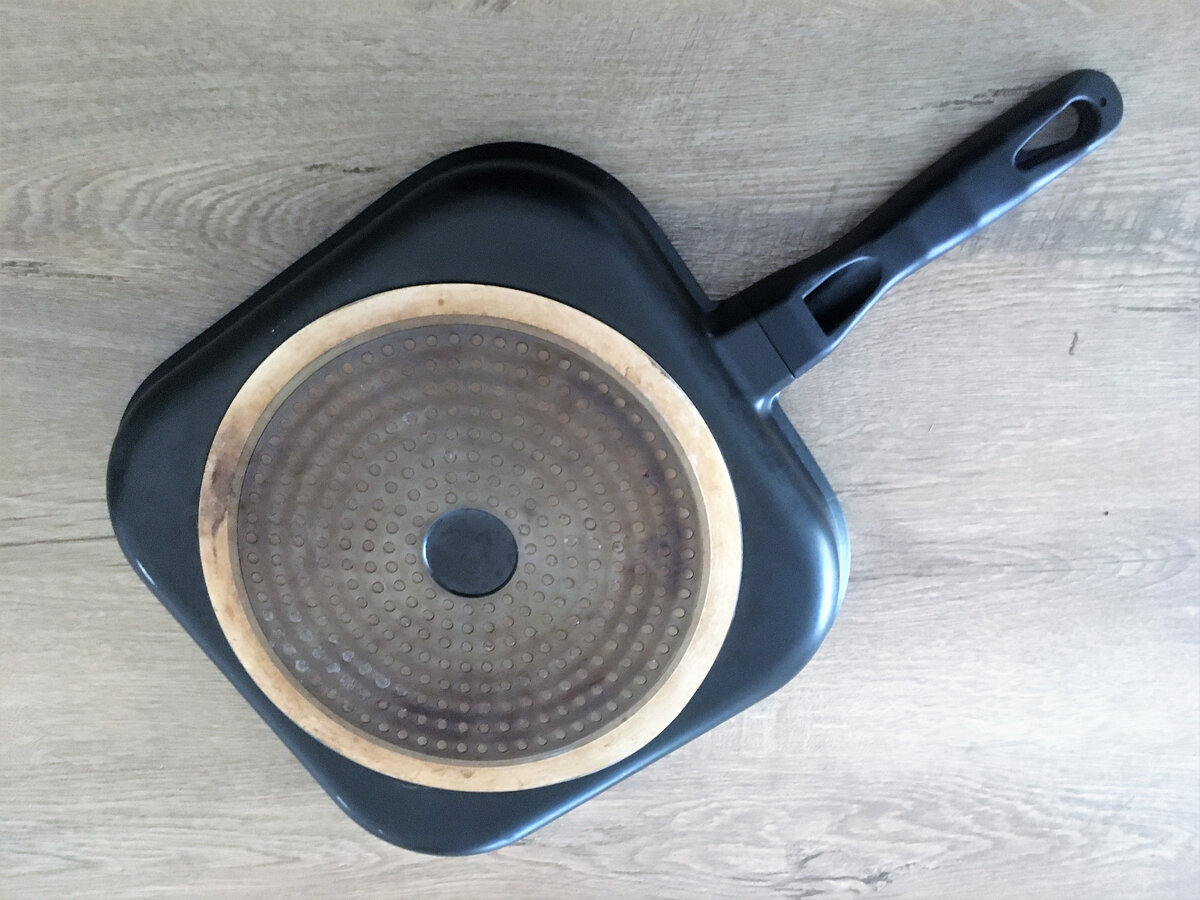 Окружность на днище сковороды утолщенная 4 мм. Дно не блестит, т.к. часто пользуюсь ;))