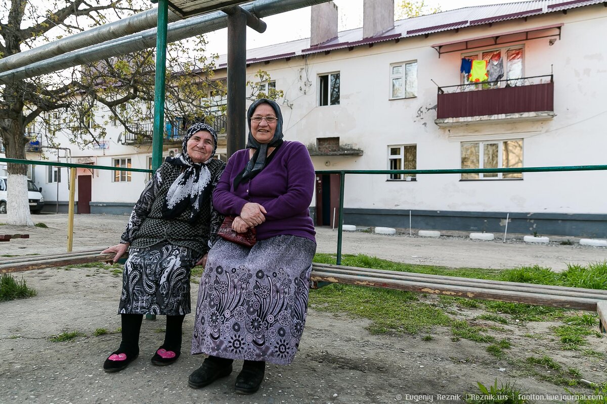 Бабушки на скамейке у подъезда