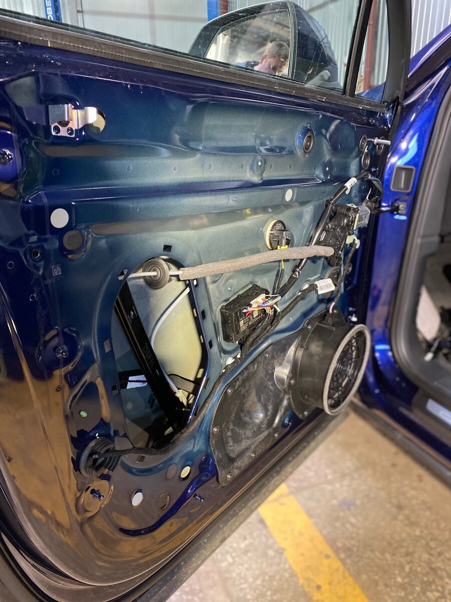 Снятая обшивка двери Audi Q7 2020.