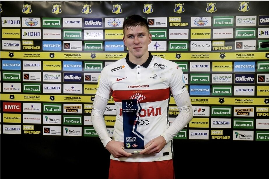 Александр Соболев с призом лучшему игроку матча "Ростов" - "Спартак". Фото spartak.com