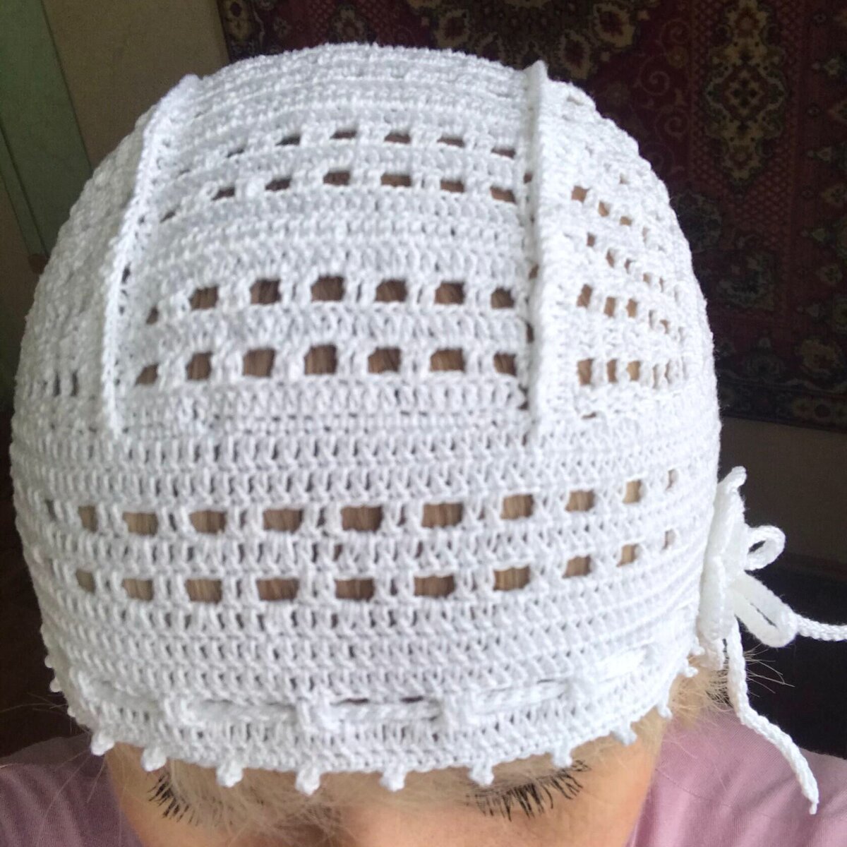Бесплатные схемы вязания крючком + описание: белая летняя женская шапочка