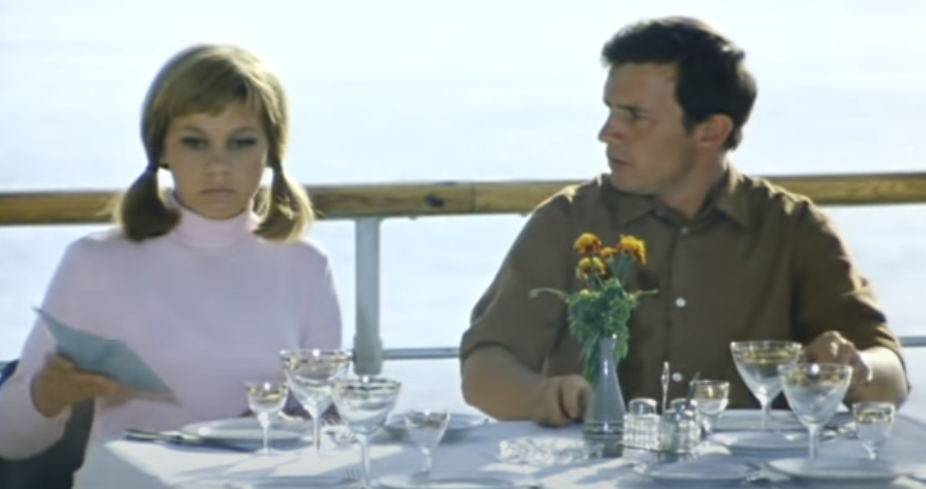 Оля (Ольга Калмыкова) и Паша (Герман Колушкин), кадр из фильма "Эти невинные забавы" (1969)