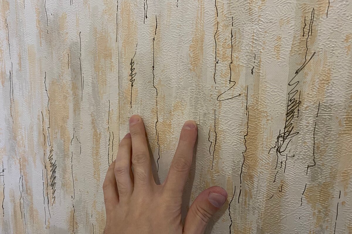 На стене испортили обои