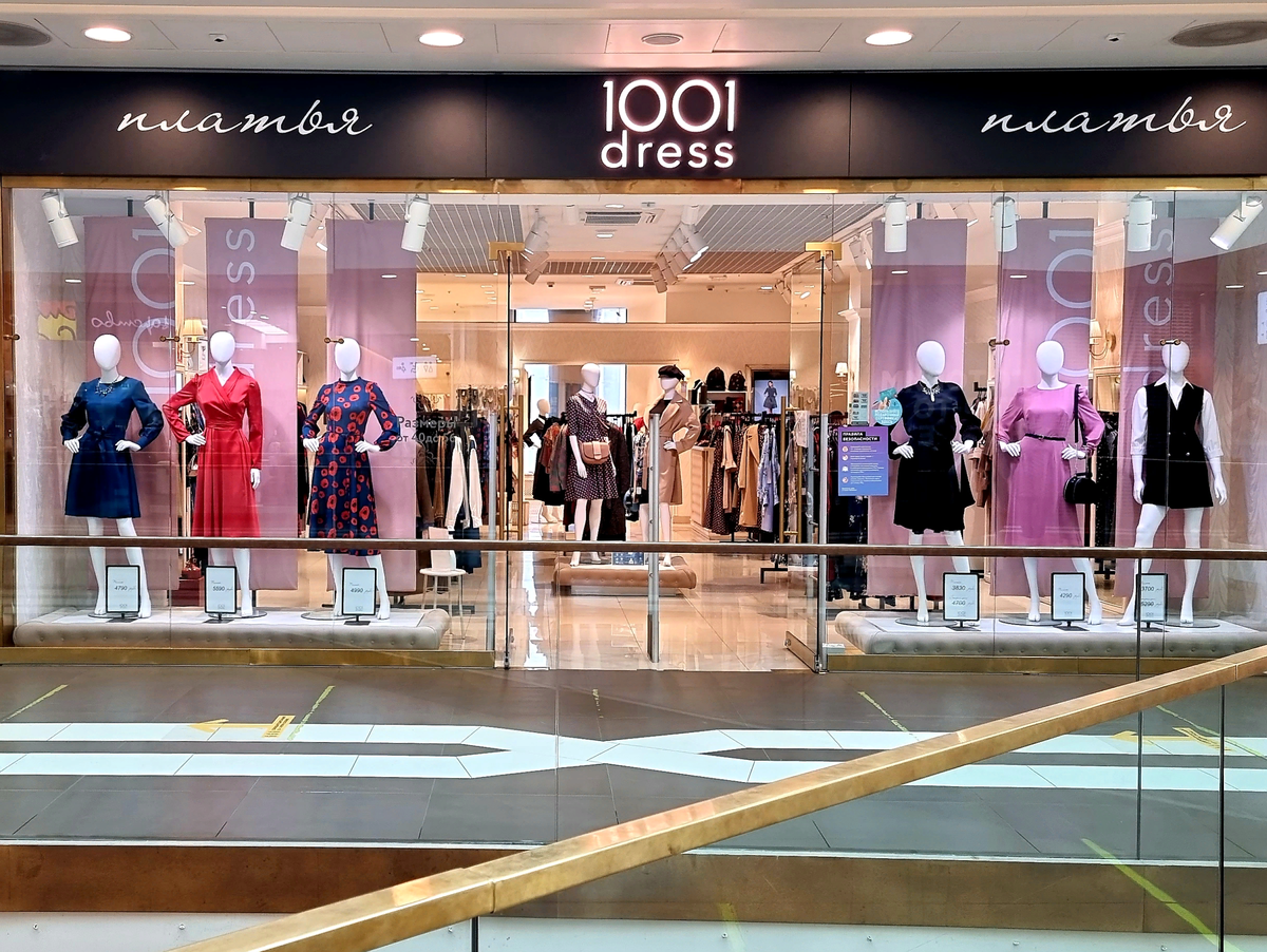Вот так выглядит витрина шоурума 1001dress на 3 этаже ТЦ Галереи