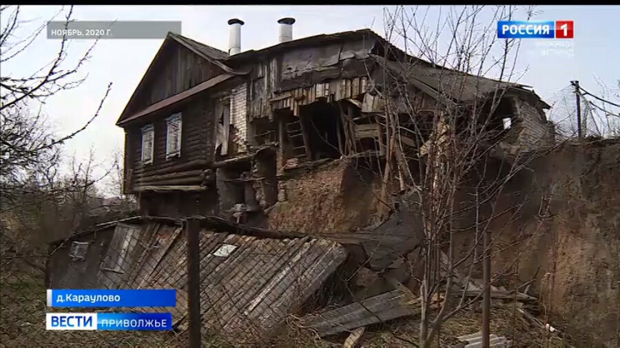 Дом семьи Табуновых буквально разорвало на две части - кухня, ванная комната, спальня - оказались в овраге.