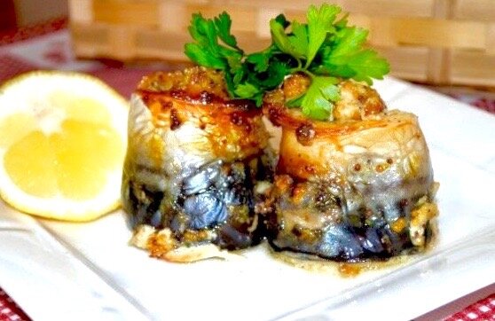 Рулетики из скумбрии с овощами и солеными огурцами.